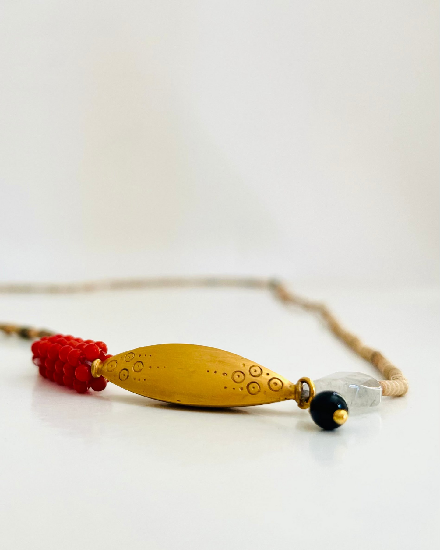Collar Arcilla y Vaina dorada