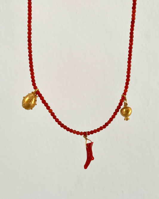Collar Coral con Amuletos
