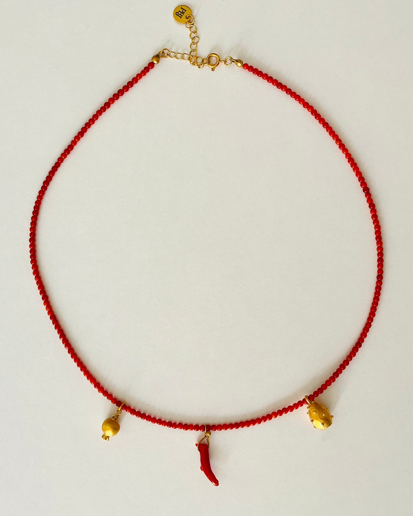 Collar Coral con Amuletos