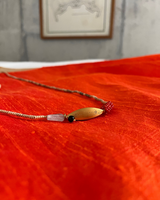 Collar Arcilla y Vaina dorada