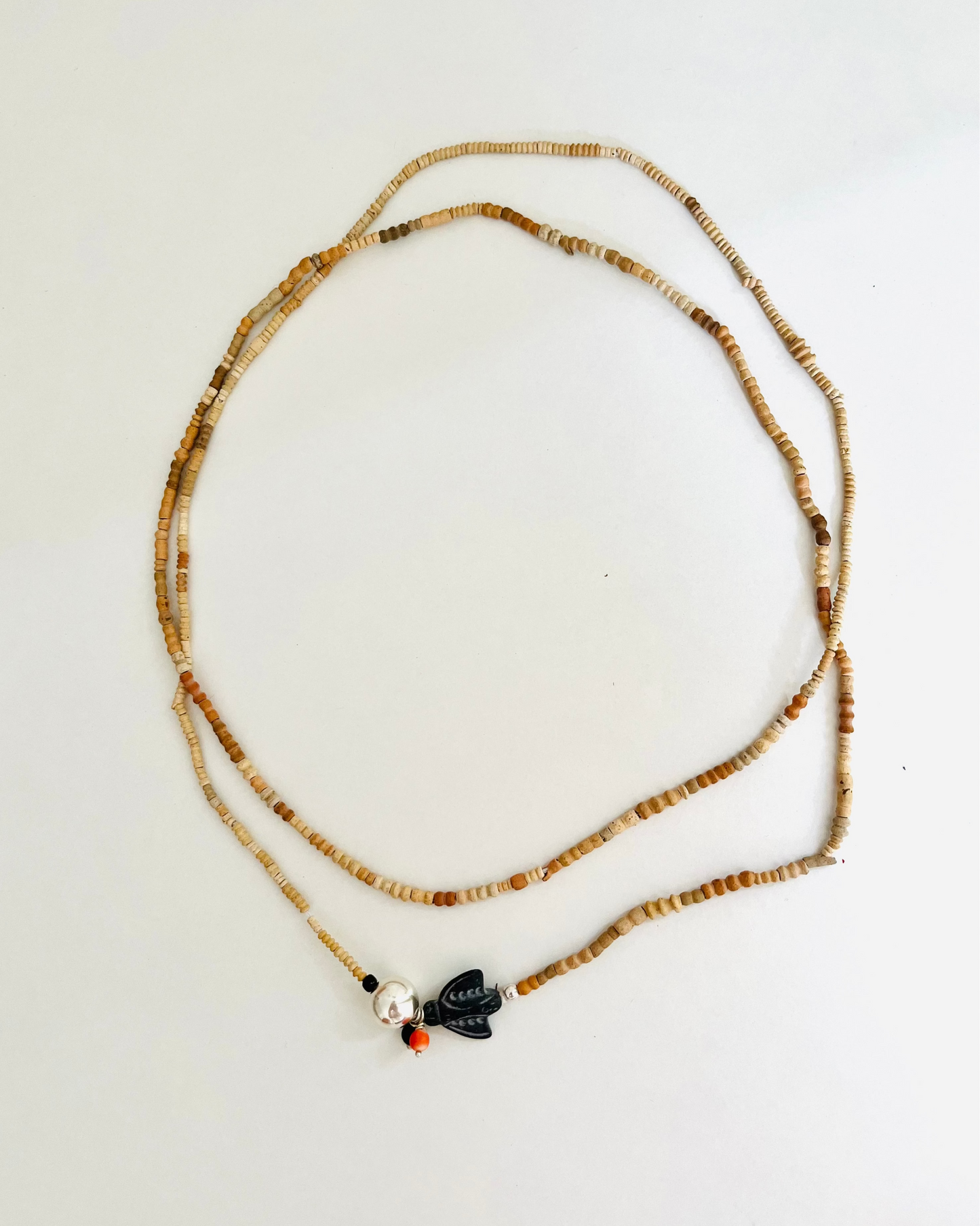 Collar Arcilla con Mosca Afgana