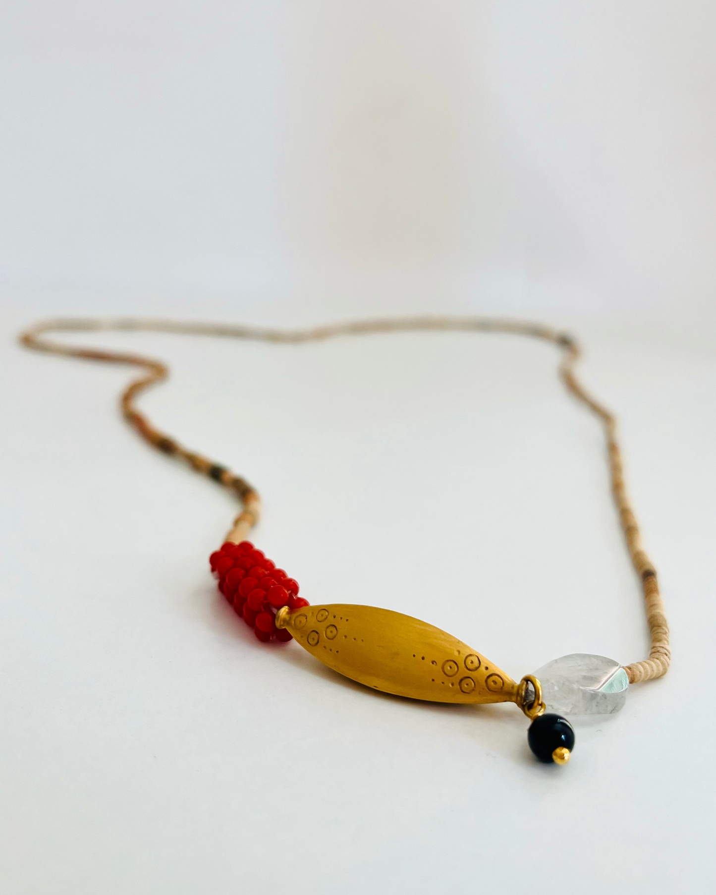 Collar Arcilla y Vaina dorada