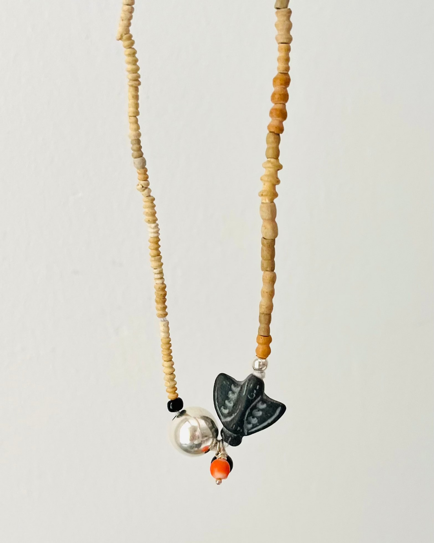 Collar Arcilla con Mosca Afgana