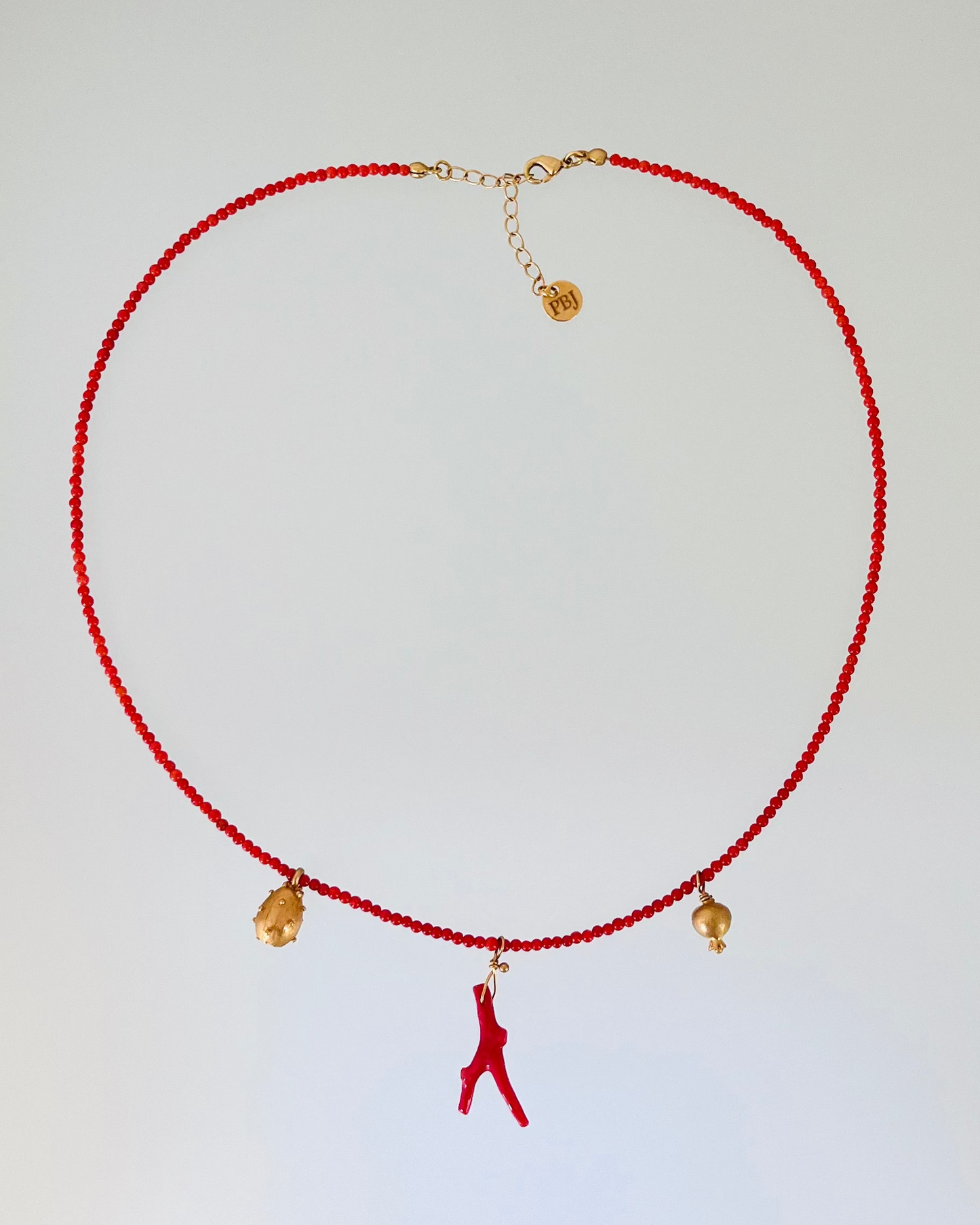 Collar Coral con Amuletos