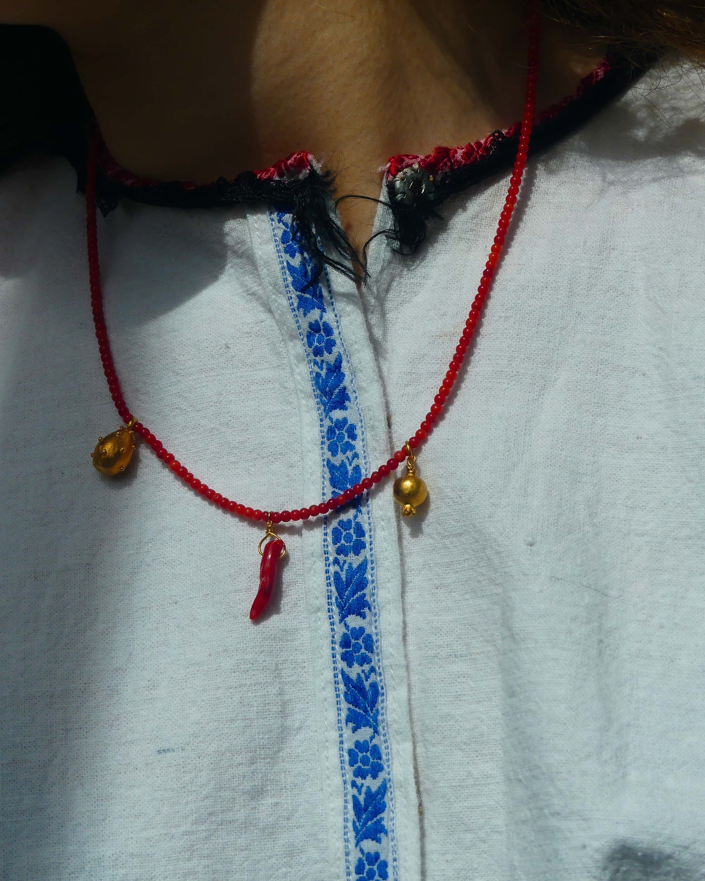 Collar Coral con Amuletos