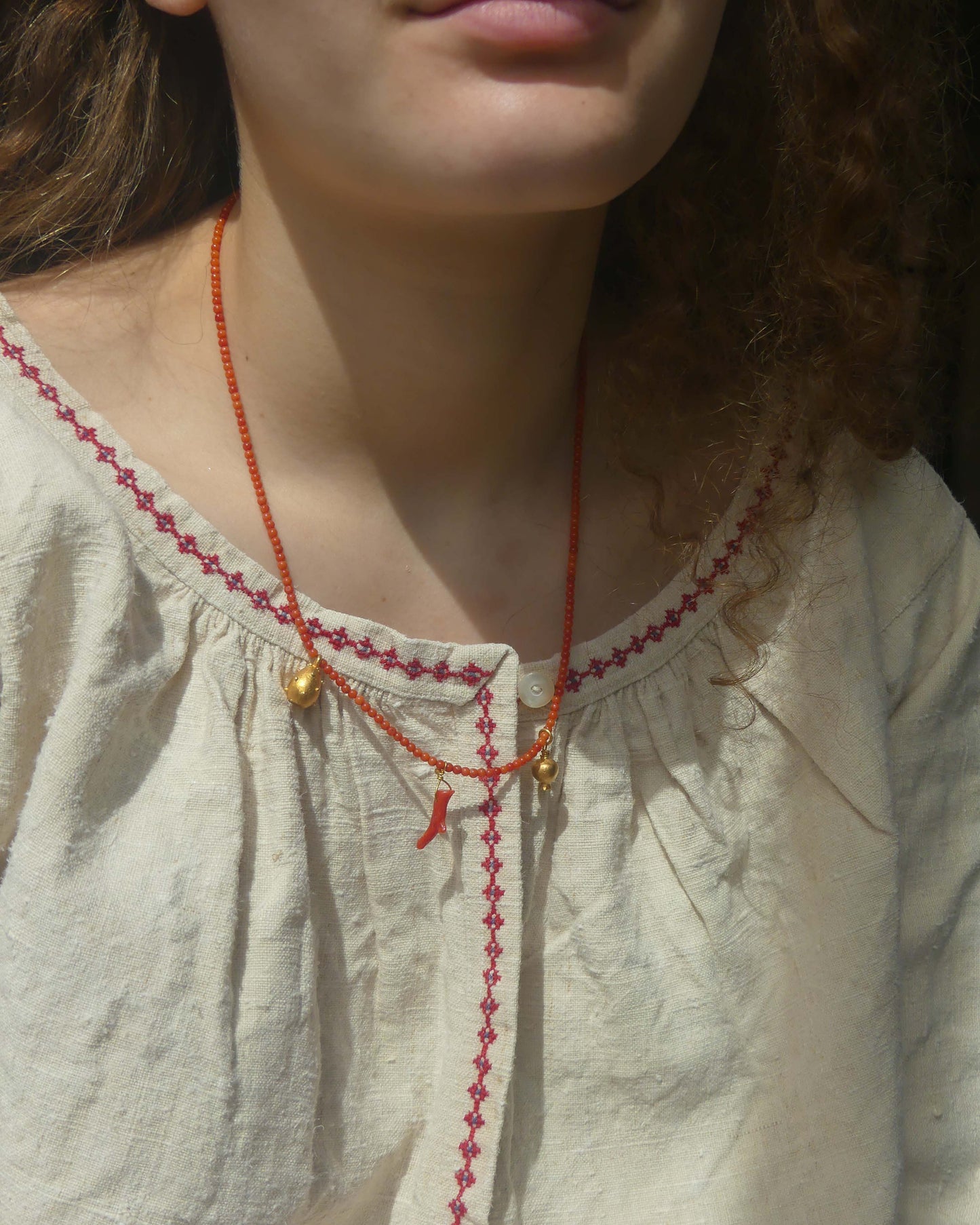 Collar Coral con Amuletos